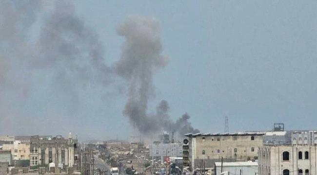 27 قتيلاً وجريحاً في هجوم حوثي واسع بالصواريخ والمسيّرات على مدينة المخا ومينائها