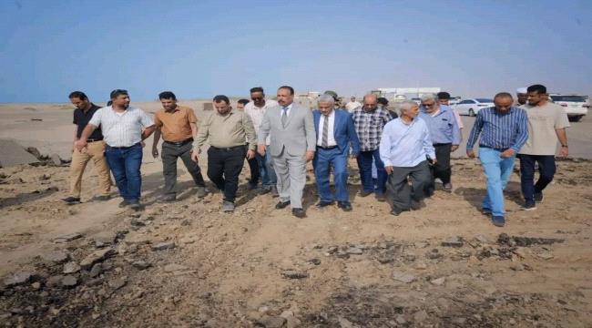 وزير الأشغال يدشن مشروع إعادة إنشاء جسر وادي بناء في محافظة أبين ...