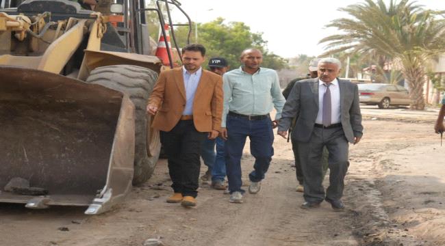 رئيس صندوق صيانة الطرق يُدشن مشروع صيانة وإعادة تأهيل الشوارع الداخلية في حي السفارات بخورمكسر