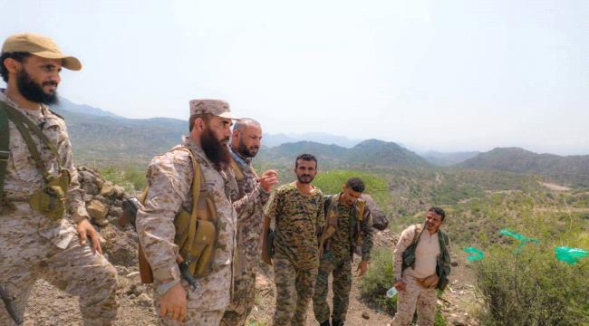 قائد المنطقة العسكرية الرابعة يتفقد الخطوط الأمامية لجبهة الضالع ويشدد على أعلى درجات الجاهزية