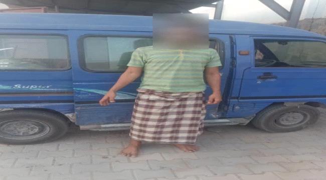 الأجهزة الأمنية تضبط باصاً مسروقاً وتُلقي القبض على المتهم في رأس العارة.