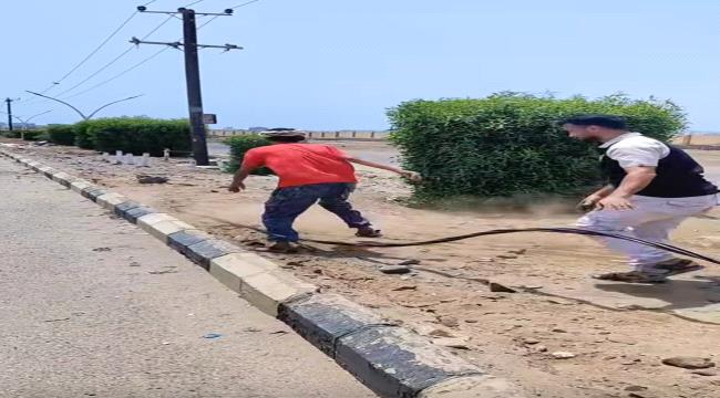 حملة مكثفة لإزالة الربط العشوائي للكهرباء في خورمكسر بعدن