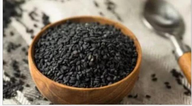 الحديد والمغنيسيوم وفيتامينات ب.. لماذا يُنصح بإضافة السمسم الأسود للنظام الغذائي؟