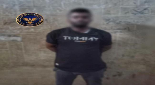 قوات طوق العاصمة عدن تضبط مطلوبا أمنيا متهما ببيع طقم عسكري