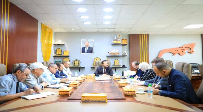 محافظ عدن يبحث مع مستشار المبعوث الأممي سبل دعم الاقتصاد والاستثمار