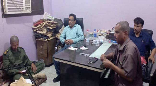 قيادات وشخصيات اجتماعية تزور مقر صحيفة عدن الغد تضامنًا مع الصحفيين