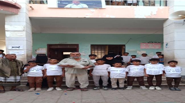 عدن .. مدرسة 30 نوفمبر تكرّم مديرها الأستاذ وهدان حاجب تقديراً لجهوده  ...