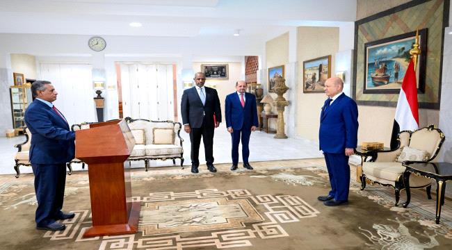 القدسي يؤدي اليمين الدستورية في الرياض رغم إعلانه السابق التمسك بأدائها داخل اليمن