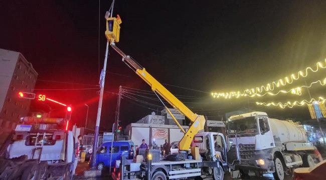 أعمال صيانة أعمدة الإنارة في مديرية الشيخ عثمان ...