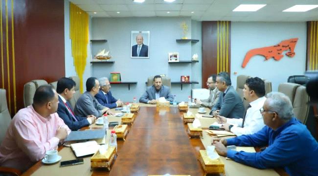 محافظ عدن يرفع صورة رئيس مجلس القيادة الرئاسي داخل مكتبه بعد جدل إعلام ...