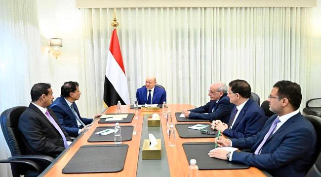  العليمي يجتمع بمحافظي المهرة وشبوة ويعلن تدشين مرحلة واعدة بالمشاريع  ...