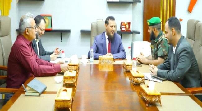 تفاصيل إجتماع محافظ عدن بقائد وحدة حماية الأراضي  ...
