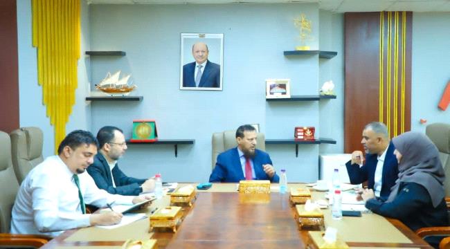 محافظ عدن يؤكد استمرار الحوافز ويرفض المساس بحقوق المعلمين ...