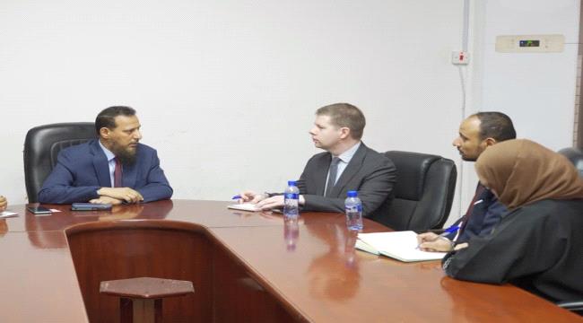 المحافظ شيخ يناقش مع مسؤول أممي سير إعادة تموضع القوات العسكرية خارج ع ...