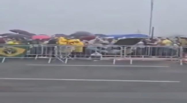 صاعقة تطيح بمتظاهرين مؤيدين للرئيس السابق  ...