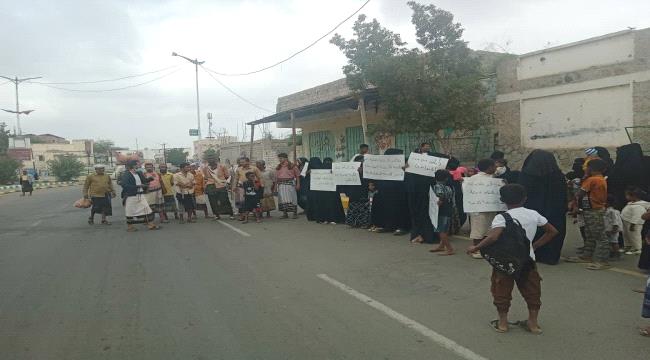 أبين.. اعتصام ووقفة احتجاجية نظمها اهالي وابناء حارة النصر للمطالبة بأ ...