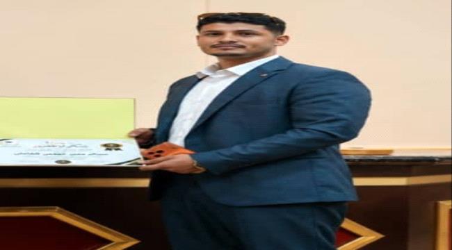 الاستاذ سعيد النخعي يهنى الدكتور عبدالرحمن قشاش بمناسبة التخرج ...