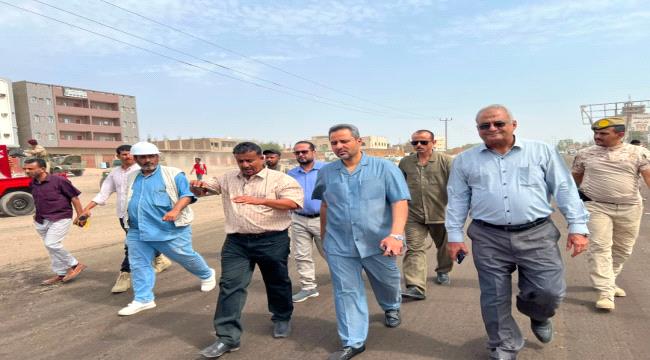 بتوجيهات وزير الأشغال ومتابعة محافظ لحج .. بدء أعمال سفلتة طريق الحوطة – نوبة دكيم ضمن مشروع الصيانة الروتينية