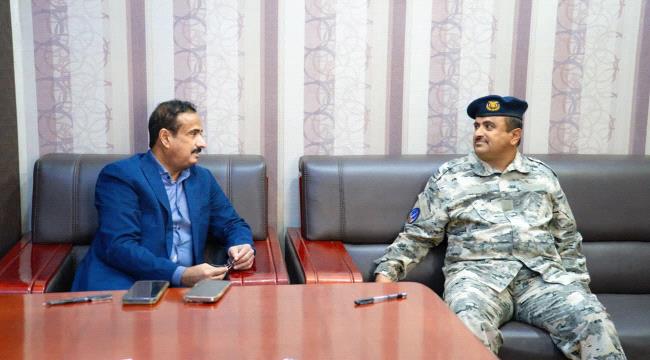 محافظ شبوة يوجّه بإنشاء مركز رقابي لخفر السواحل قرب ميناء النشيمة لتعزيز الأمن البحري