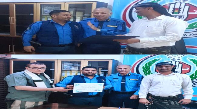 تكريم شرطي مرور متميز في العاصمة عدن.. والشاؤوش: يعلق  ...