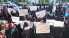 عشرات النساء ينظمن وقفة احتجاجية في عدن تنديداً بانهيار.