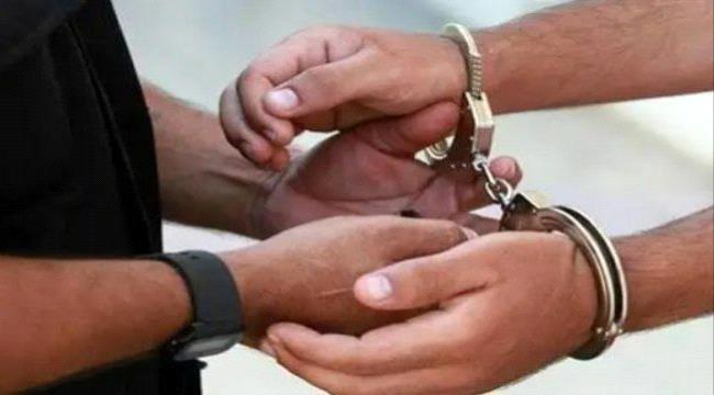 شاب يطعن شخص مسن في لحج ووالده يسلمه للشرطة ويكشف السبب  ...