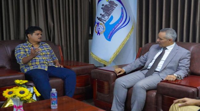 الوزير اليافعي يلتقي جريح الحرب محمد خليل ويشيد بتضحيات أبطال تحرير عدن