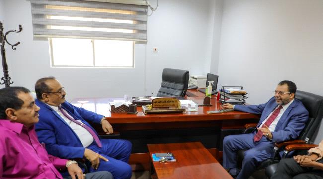 الكاف يبحث مع المسؤولين في لحج آليات تنفيذ التوجيهات الوزارية لتوحيد م ...