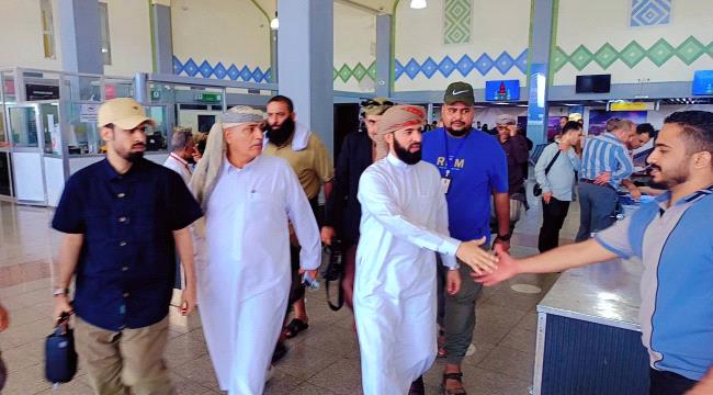 عاجل / محافظ أبين الدكتور مختار الرباش يصل مطار عدن الدولي قادماً من ا ...