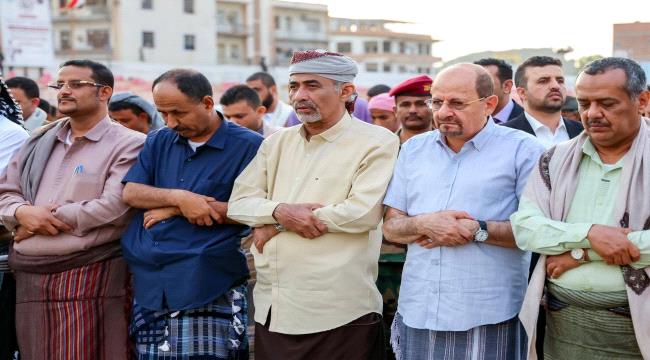 عضو مجلس القيادة الرئاسي محمود الصبيحي ورئيس الوزراء يؤديان صلاة عيد ا ...