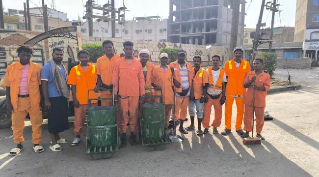 حملة نظافة استثنائية في عدن تنهي تراكمات رمضان برفع 2000 طن ...