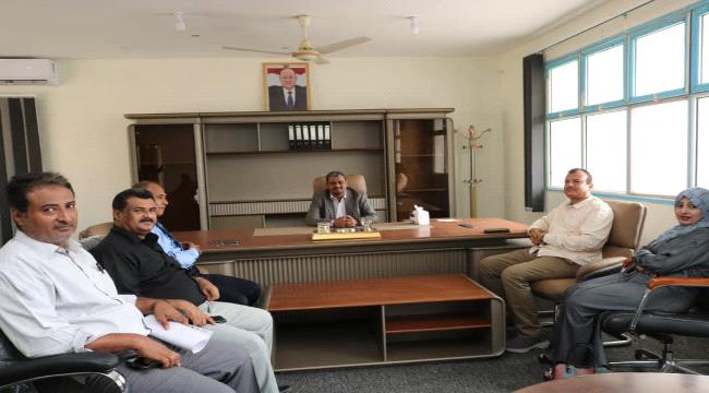 المحولي يطلع على مستوى الأداء والانضباط الوظيفي في ديوان الوزارة ...