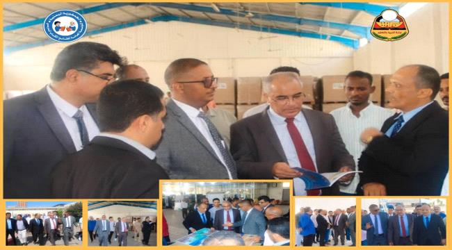 وزير التربية والتعليم (العبادي) يقوم بزيارة تفقدية لمطابع الكتاب المدر ...