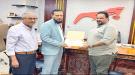 محافظ عدن و صندوق النظافة يكرمان مدير عام شركة النفط بع.