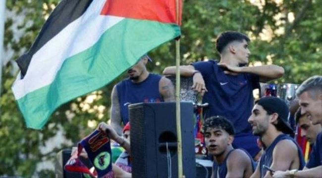 لامين يامال يرفع علم فلسطين خلال احتفالات برشلونة ...