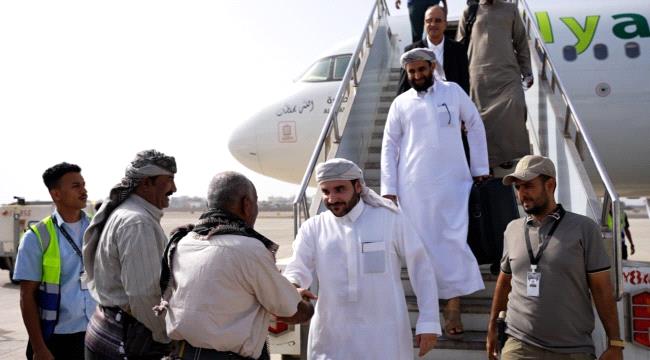 مشائخ يافع وقيادات يستقبلون السلطان نواف العفيفي في مطار عدن الدولي ...