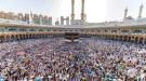 حجاج بيت الله الحرام يؤدون طواف الوداع وسط منظومة خدمية.