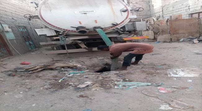 قسم الصرف الصحي بمديرية الشيخ عثمان   ينفذ أعمالاً ميدانية لرفع الانسد ...