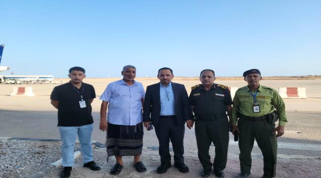 رئيس مصلحة الهجرة والجوازات يصل المكلا ومدير جوازات حضرموت الساحل في م ...