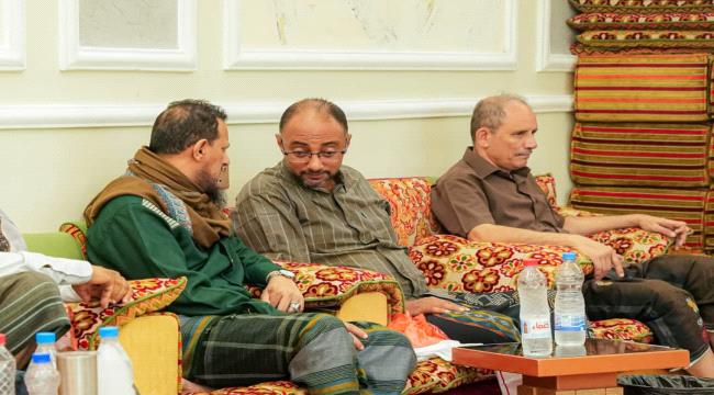محافظ العاصمة عدن يؤدي واجب العزاء لأسرة المهندس فتحي السقاف
