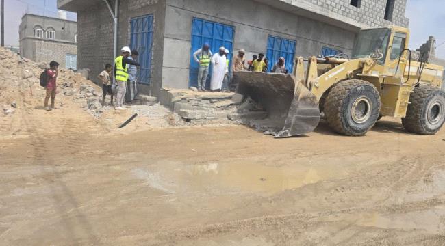 السلطة المحلية بحصوين تنفذ حملة لإزالة العشوائيات من الشارع العام في مركز المديرية