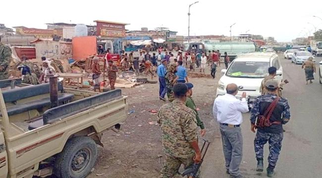 في حادثين إرهابيين متزامنين.. انفجار طقم واستهداف حافلة بلحج