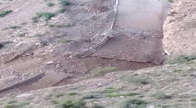 الحوثيون يفجرون عبارة في هيجة العبد ويقطعون الطريق الرئيسي بين تعز وعدن
