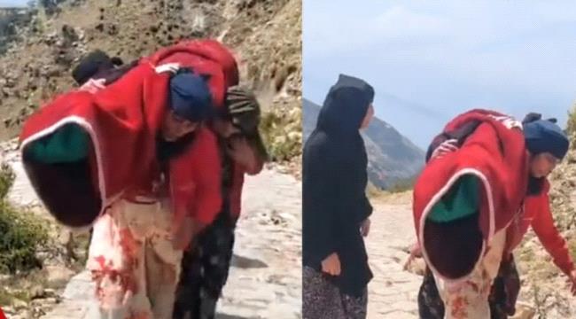 أم تشارك في نقل جثماني زوجها وابنتها عبر طرق وعرة في تعز
