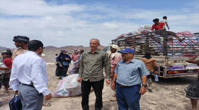 برعاية محافظ لحج.. تسيير قافلة إغاثية وإيوائية للنازحين بوادي 