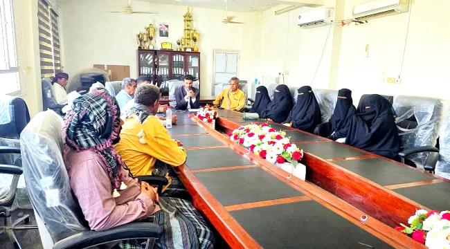 مدير الصناعة والتجارة بأبين يعقد أول اجتماع بالموظفين عقب تعيينه