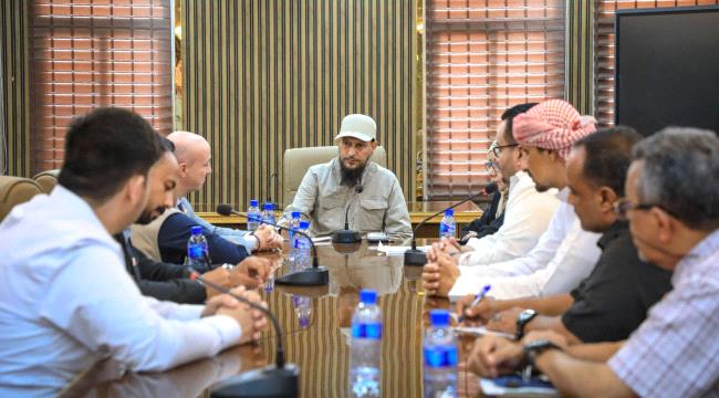 محافظ عدن يبحث دعم النازحين مع الأمم المتحدة
