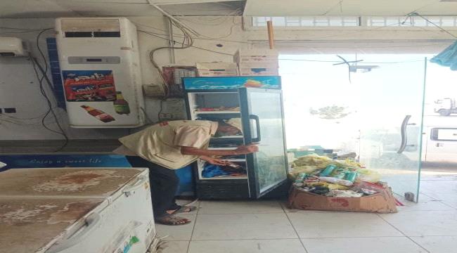 ضبط سلع غذائية منتهية الصلاحية وإحالتها للجهات القانونية في حملة ميدانية مكثفة  بعدن