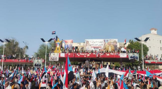 احتشاد جنوبي واسع في عدن والمكلا يدعو للحفاظ على القوات الجنوبية