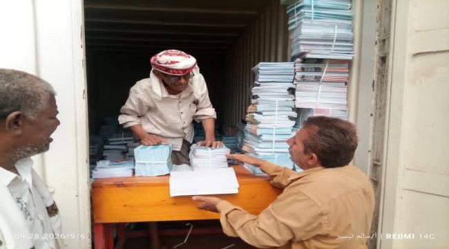 تربية زنجبار تدشن توزيع الكتب المدرسية على مدارس المديرية